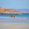 Zdjęcie z Australii - Ratownicy zabieraja dzieciaki uczace sie plywac