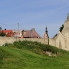 Zdjęcie z Polski - Ponad murami widać dachy dzisiejszych domów mieszkalnych.