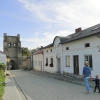 Zdjęcie z Polski - Niesamowity jest kontrast pomiędzy potężną, kamienną bramą, a małymi domkami przy ulicy.