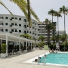 Zdjęcie z Hiszpanii - Hotelowy basen i wejście do restauracji.