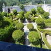 Zdjęcie z Portugalii - spojrzenie przez okno na pałacowe strzyżone ogródki