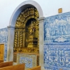 Zdjęcie z Portugalii - obok kościółek - pełen niebieskich płytek azulejos na ścianach