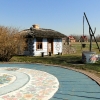 Zdjęcie z Polski - Przed Domem Malarek zachwyciła nas malowana chatka, a obok niej studnia.
