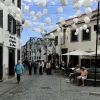 Zdjęcie z Portugalii - Nad głowami mamy "sztukę uliczną" wykonaną z materiałów z recyklingu.
