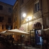 Zdjęcie z Włoch - wieczór pokrywa uliczki i placyki tajemniczą aurą...