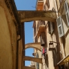 Zdjęcie z Francji - te urocze, malownicze "mosteczki" nad głowami to 