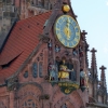 Zdjęcie z Niemiec - po sygnale podnoszonych przez drewniane rzeźby trąb, pod zegarem pojawiają się