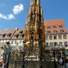Zdjęcie z Niemiec - w centrum Hauptmarkt -  stoi XIV-wieczna "Piękna Studnia" -  Schöner Brunnen
