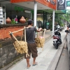 Zdjęcie z Indonezji - Sprzedawca orzeszkow