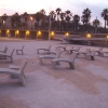 Zdjęcie z Hiszpanii - kamienne leżaki na plazy