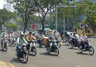 Ruch uliczny w Ho Chi Minh, fot. (WT-shared) Shoestring, licencja public domain.