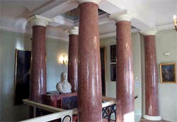 Ołtarz masoński na klatce schodowej Pałacu w Śmiełowie