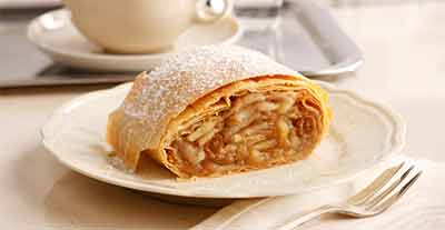 Apfelstrudel (strudel jabłkowy) - popularny deser w Austrii. Apfelstrudel (strudel jabłkowy) - popularny deser w Austrii.