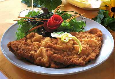 Wiener Schnitzel, czyli sznycel po austriacku, jedno z najbardziej znanych dań w Austrii (fot. wikimedia.org/Kobako). Wiener Schnitzel, czyli sznycel po austriacku, jedno z najbardziej znanych dań w Austrii (fot. wikimedia.org/Kobako).