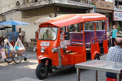 Tuk-tuk - jeden z podstawowych środków transportu w Tajlandii Tuk-tuk - jeden z podstawowych środków transportu w Tajlandii