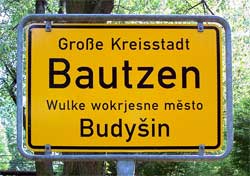 Znak z napisami po Niemiecku i Łużycku