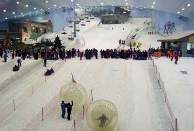 Dubai Ski, czyli wyciąg narciarski w galerii handlowej Mall od the Emirates Dubai Ski, czyli wyciąg narciarski w galerii handlowej Mall od the Emirates