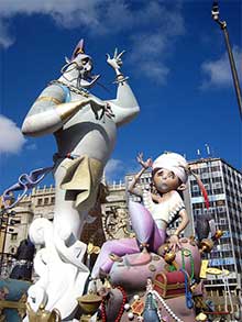 Styropianowa figira w trakcie Las Fallas w Walencji.