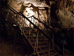 Schody wewnątrz Jaskini Łokietka