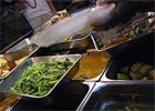 Polacy coraz rzadziej jedzą w barach i restauracjach