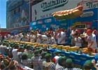Zjadł 54 hot dogi w 10 minut i wygrał konkurs