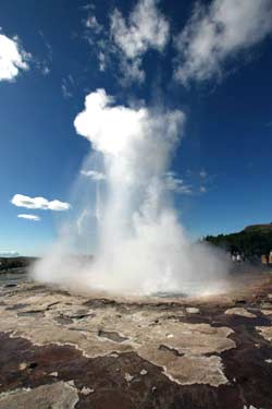 Gejzer Strokkur - podziwiając jego widoki, poczujemy silny zapach siarki.