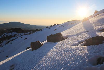 Ostatnie 200 m na Point Lenana to śnieg i lód Ostatnie 200 m na Point Lenana to śnieg i lód