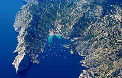 Massif des Calanques nad Morzem Śródziemnym, między Marsylią a Cassis, fot.Atout France/R-Cast. Massif des Calanques nad Morzem Śródziemnym, między Marsylią a Cassis, fot.Atout France/R-Cast.