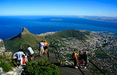 Widok ze szczytu Góry Stołowej (fot. Cape Town Tourism). Widok ze szczytu Góry Stołowej (fot. <a href='miejsce,kapsztad_cape_town,319.html
'>Cape Town</a> Tourism).