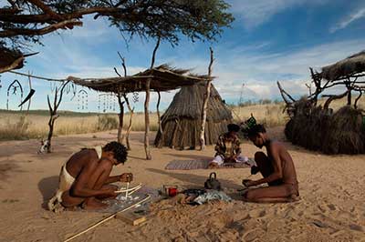 Wioska Buszmenów (Khomani San) w Transgranicznym Parku Kgalagadi (fot. South African Turism). Wioska Buszmenów (Khomani San) w Transgranicznym Parku Kgalagadi (fot. South African Turism).