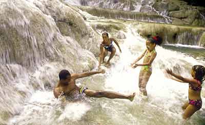 Dunns River Falls - słynny wodospad na rzece Dunn koło Ochio Rios. Dunns River Falls - słynny wodospad na rzece Dunn koło Ochio Rios.