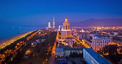 Przy ulicy Rustavelego wznosi się m.in. Sheraton Batumi Hotel. Przy ulicy Rustavelego wznosi się m.in. Sheraton Batumi Hotel.