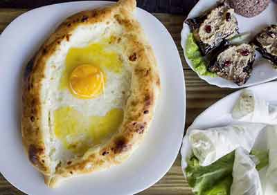 Chaczapuri adżaruli z jajkiem i serem. Chaczapuri adżaruli z jajkiem i serem.