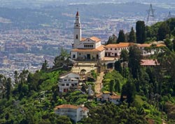 Szczyt Monserrate, czuwający nad Bogotą, widoczny z każdego punktu tego miasta. (fot. Proexport Colombia / David Otalora)