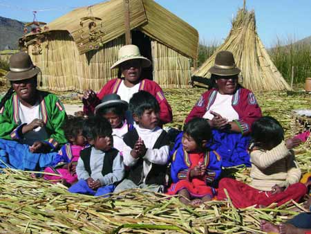 Indianki Uro (Uru) zajmują się przede wszystkim rękodziełem artystycznym, którego sprzedaż jest ich głównym źródłem dochodów. (fot. metropolitan-touring.com)