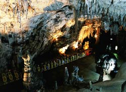 Przejazd kolejką w <a href='miejsce,jaskinia_postojna,458.html
'>Jaskini Postojnej</a> (fot. slovenia.info)