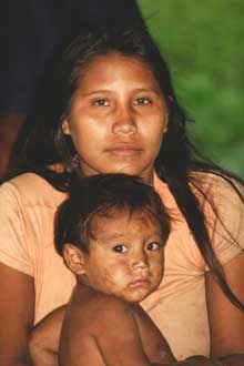 Dziewczynki Warao pomagają matkom w pracach domowych, a chłopcy towarzyszą ojcom podczas polowań i łowienia ryb (fot. Magazyn All Inclusive)