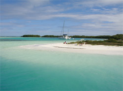 Los Roques to rajski archipelag małych koralowych wysepek na Morzu Karaibskim. Woda jest tutaj turkusowa, a piasek na plażach - bielutki jak śnieg (fot. magazyn All Inclusive)