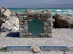 Przylądek Igielny (Agulhas) uznaje się za umowną granicę dwóch oceanów (fot. RAPPILIO)