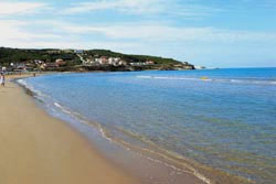 Łagodna plaża w Agios Stefanos