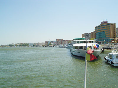 Nabrzeże portowe w Tulczy.