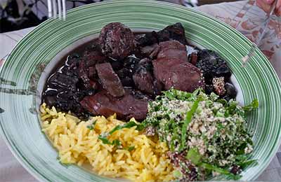 Feijoada - potrawa kuchni brazylijskiej, fot. wikimedia.org/Andre Rebeiro, licencja CC BY 2.0. Feijoada - potrawa kuchni brazylijskiej, fot. wikimedia.org/Andre Rebeiro, licencja CC BY 2.0.