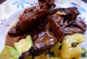 Smażony królik w winie z czosnkiem - jedna z potraw na Malcie. Fot. wikimedia.org/Chattacha licencja CC BY 3.0 Smażony królik w winie z czosnkiem - jedna z potraw na Malcie. Fot. wikimedia.org/Chattacha licencja CC BY 3.0