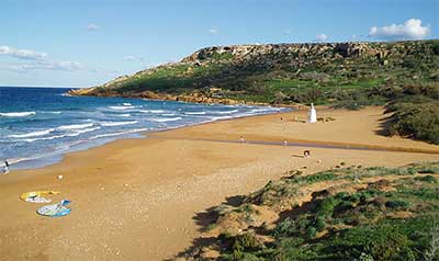 Plaża w zatoce Ramla - Gozo, Malta, fot.wikimedia.org/William Shewring, licencja public domain. Plaża w zatoce Ramla - Gozo, Malta, fot.wikimedia.org/William Shewring, licencja public domain.