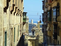 Widok ze starej uliczki w Medinie