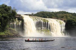 Wodospoady w parku narodowym (fot. magazyn All Inclusive)