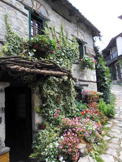 Wąska uliczka w Paleos Panteleimonas