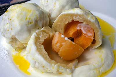 Knedliki z owocami, (fot.wikimedia.org).