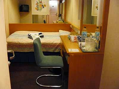 Wnętrze kabiny w statku wycieczkowym.