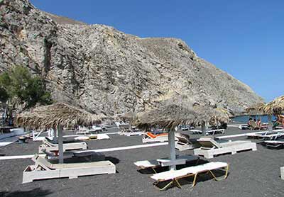Plaża w miejscowości Perissa na Santorini Plaża w miejscowości Perissa na Santorini